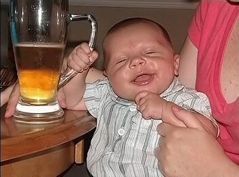 довольный ребенок с пивом
