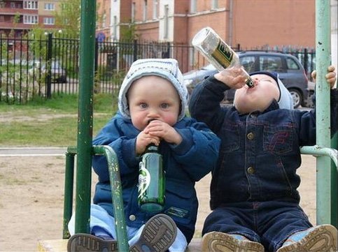 дети на качелях с пивом