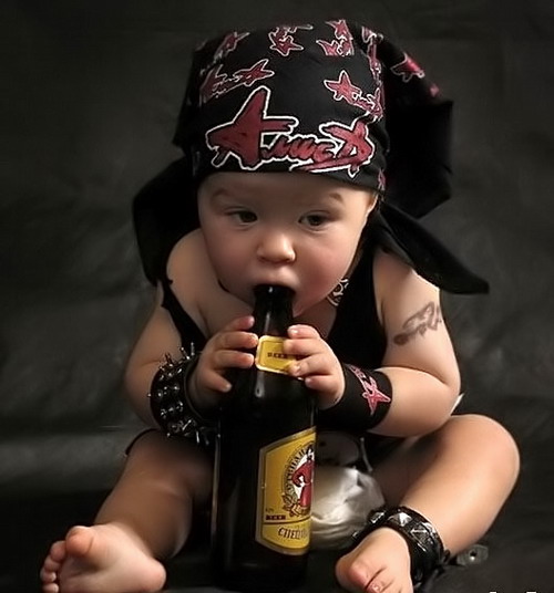 симпатичный ребенок с пивом