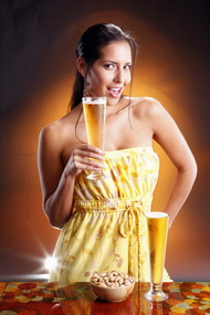 девушка с пивом большое красивое фото