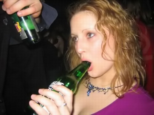 девушка эротично пьет пиво