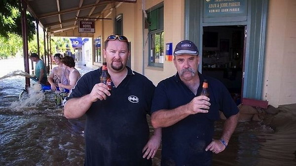 Наводнение - хороший повод для пива! 