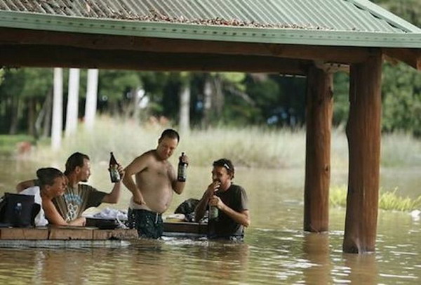 Наводнение - хороший повод для пива! 