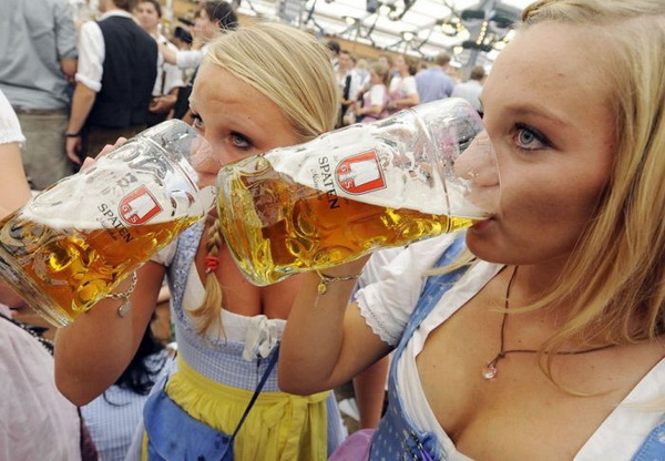 девушки пьют пиво