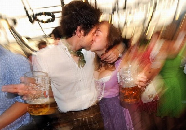 целуются с пивом