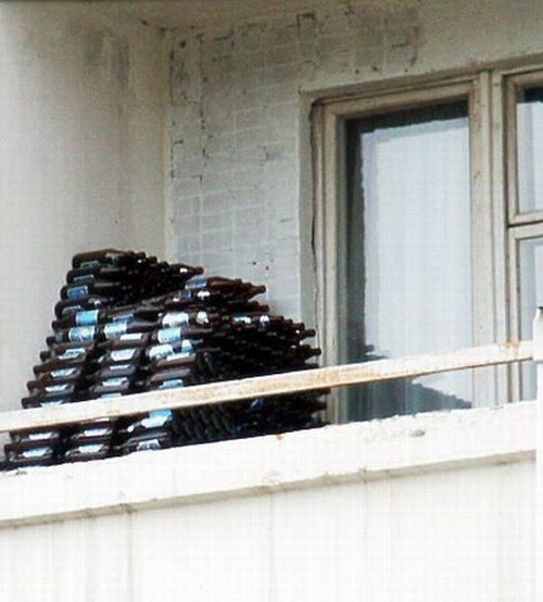 склад пивных бутылок на балконе